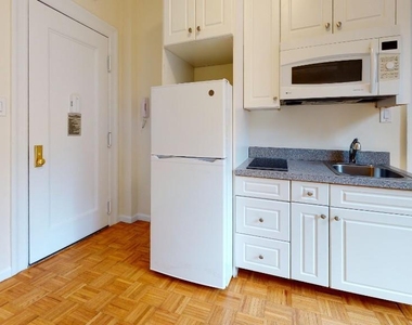 305 West 45th Street Apartment 6K - Photo Thumbnail 1