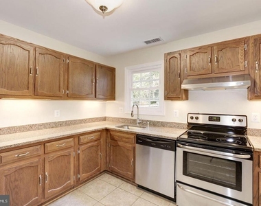 9816 Oakdale Woods Court - Photo Thumbnail 5
