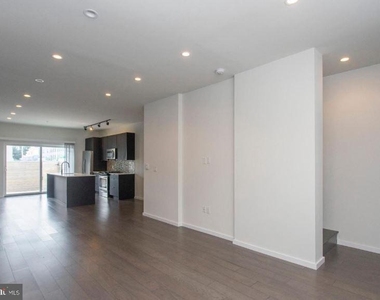 527 W Jefferson Street - Photo Thumbnail 2