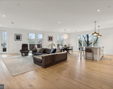 8100 Germantown Avenue - Photo Thumbnail 2
