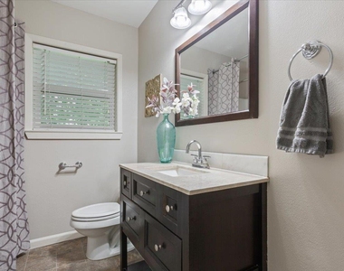 804 Ash St - Photo Thumbnail 11