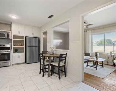 804 Ash St - Photo Thumbnail 2