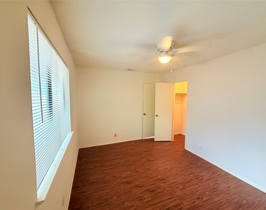 405 Parkhill Cv - Photo Thumbnail 16
