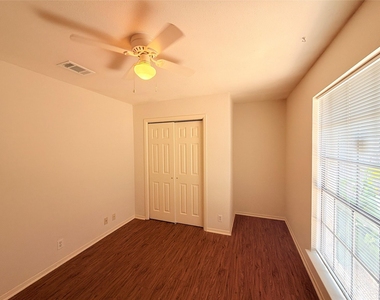 405 Parkhill Cv - Photo Thumbnail 22