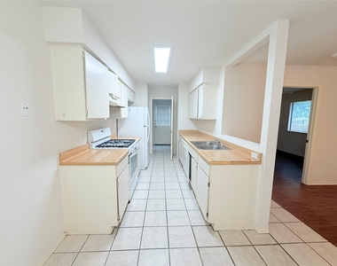 405 Parkhill Cv - Photo Thumbnail 8