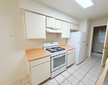 405 Parkhill Cv - Photo Thumbnail 9