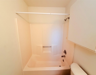 405 Parkhill Cv - Photo Thumbnail 18