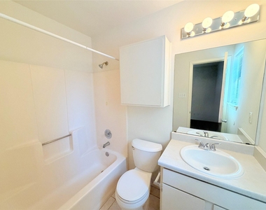 405 Parkhill Cv - Photo Thumbnail 17