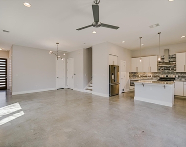 1131 Mason Ave - Photo Thumbnail 5
