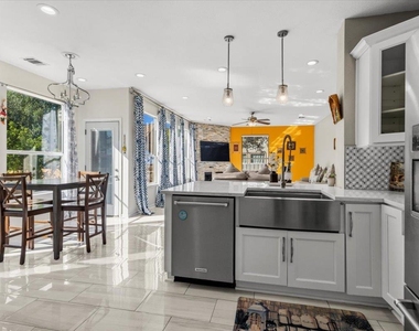 8503 Delavan Ave - Photo Thumbnail 14