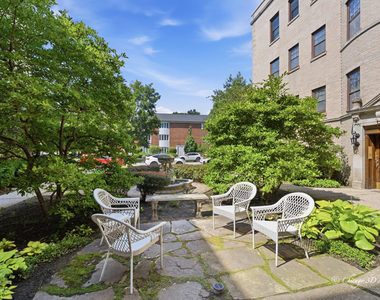 906 Greenwood Street - Photo Thumbnail 2