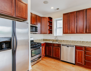 6150 N Ravenswood Avenue - Photo Thumbnail 1