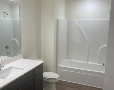 1117 Union Pacific Way - Photo Thumbnail 5