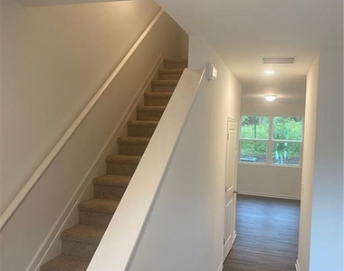 1117 Union Pacific Way - Photo Thumbnail 4