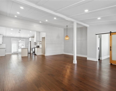 3258 Highland Drive Se - Photo Thumbnail 7