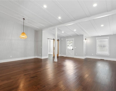 3258 Highland Drive Se - Photo Thumbnail 11