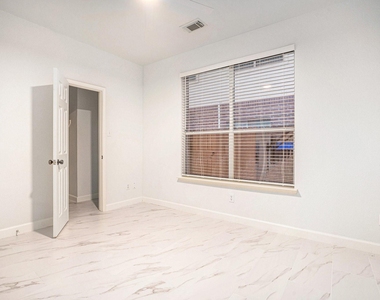 3811 Misty Falls Lane - Photo Thumbnail 17