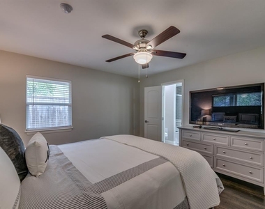331 W 30th Street - Photo Thumbnail 10