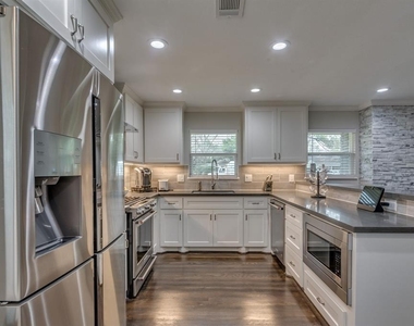 331 W 30th Street - Photo Thumbnail 5
