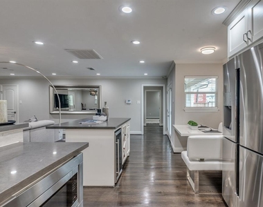 331 W 30th Street - Photo Thumbnail 6