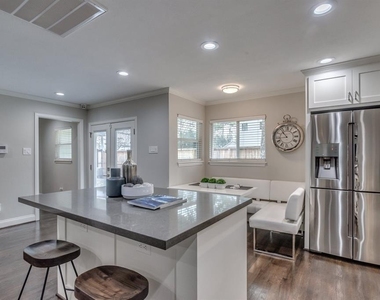 331 W 30th Street - Photo Thumbnail 7