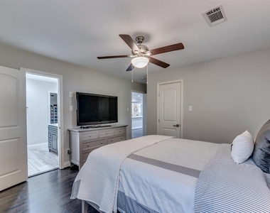331 W 30th Street - Photo Thumbnail 11