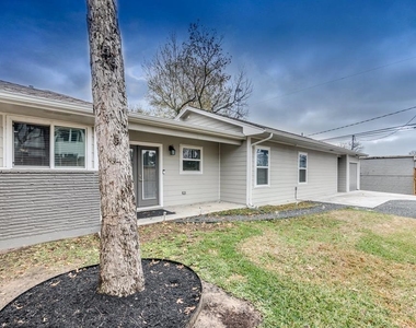 331 W 30th Street - Photo Thumbnail 24