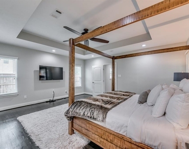 331 W 30th Street - Photo Thumbnail 18