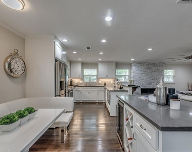 331 W 30th Street - Photo Thumbnail 4