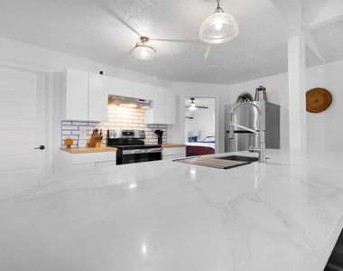 110 Lakeview Shores Drive - Photo Thumbnail 5