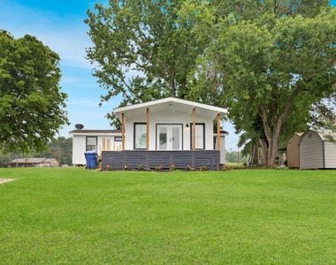 110 Lakeview Shores Drive - Photo Thumbnail 1