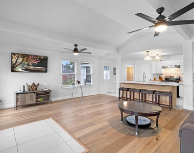 110 Lakeview Shores Drive - Photo Thumbnail 3