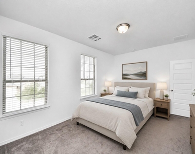 606 Round Lake Drive - Photo Thumbnail 24