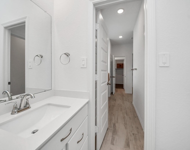 606 Round Lake Drive - Photo Thumbnail 28