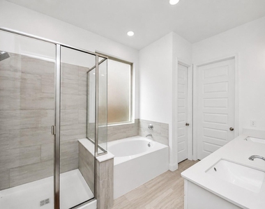606 Round Lake Drive - Photo Thumbnail 17