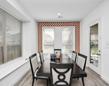 606 Round Lake Drive - Photo Thumbnail 12