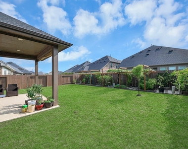 606 Round Lake Drive - Photo Thumbnail 32