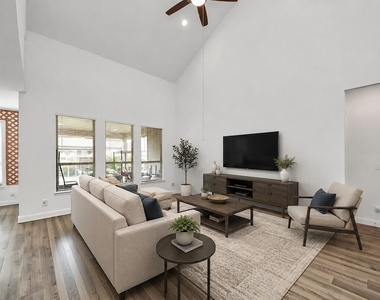 606 Round Lake Drive - Photo Thumbnail 3