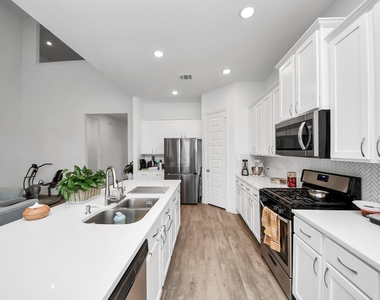 606 Round Lake Drive - Photo Thumbnail 11