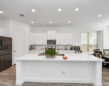 606 Round Lake Drive - Photo Thumbnail 8