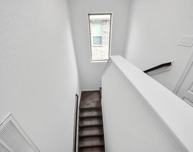 606 Round Lake Drive - Photo Thumbnail 21