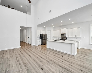 606 Round Lake Drive - Photo Thumbnail 5