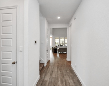 606 Round Lake Drive - Photo Thumbnail 2