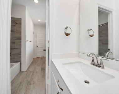 606 Round Lake Drive - Photo Thumbnail 27