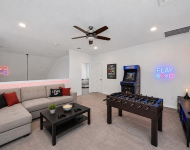 606 Round Lake Drive - Photo Thumbnail 22