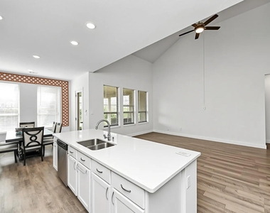 606 Round Lake Drive - Photo Thumbnail 7