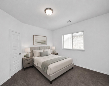 606 Round Lake Drive - Photo Thumbnail 25