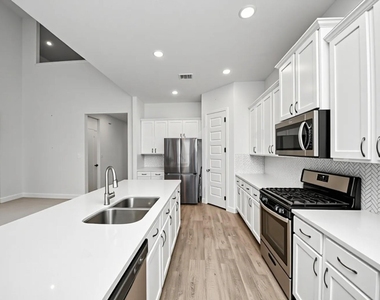 606 Round Lake Drive - Photo Thumbnail 9