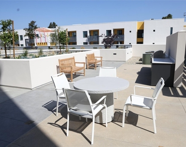 305 E Street - Photo Thumbnail 2