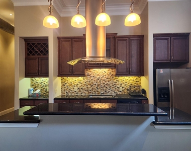 2510 Travis Street - Photo Thumbnail 7